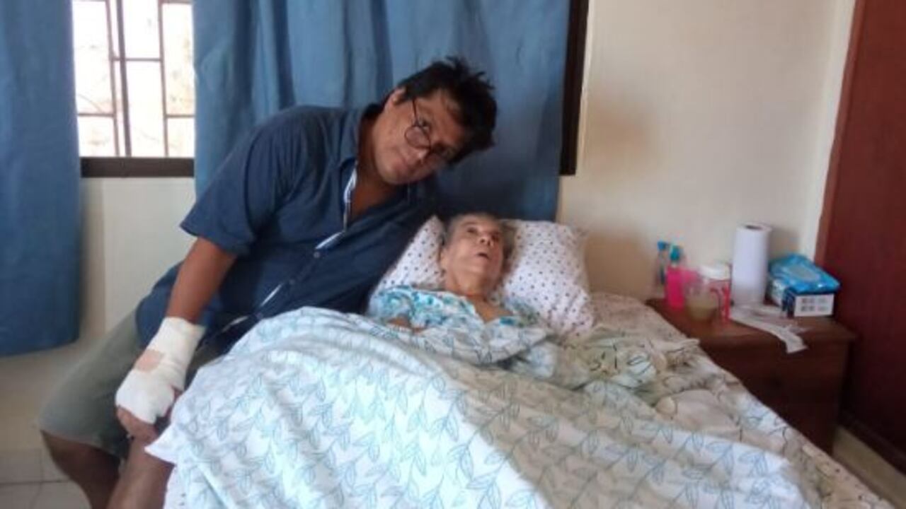 Hermilda Escalante y su hijo Gino de Jesús Roa