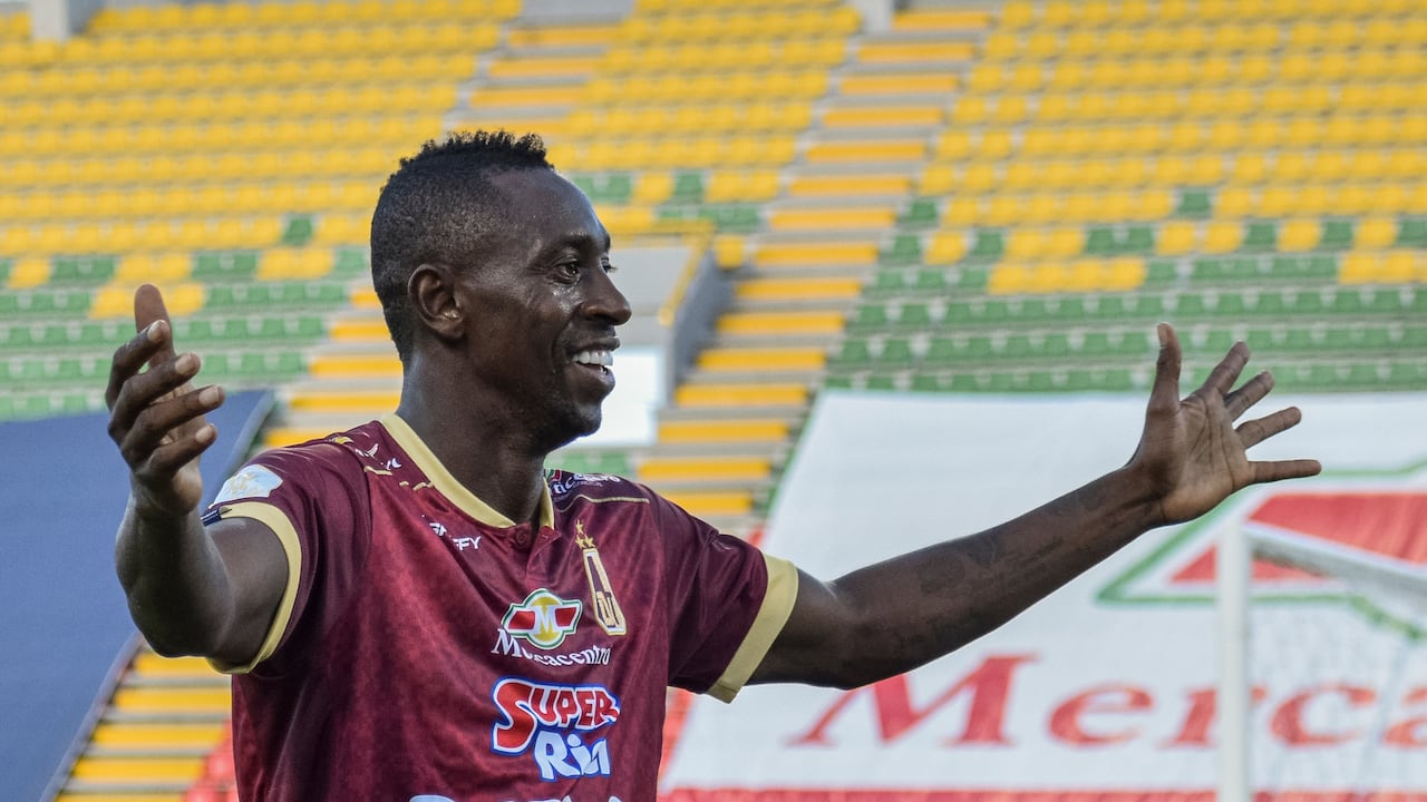 IBAGUE - COLOMBIA, 19-07-2021: Juan Fernando Caicedo de Deportes Tolima celebra el gol anotado a Deportivo Pereira durante partido entre Deportes Tolima y Deportivo Pereira de la fecha 1 por la Liga BetPlay DIMAYOR II 2021, jugado en el estadio Manuel Murillo Toro de la ciudad de Ibague. / Juan Fernando Caicedo of Deportes Tolima celebrates a scored goal to Deportivo Pereira during a match between Deportes Tolima and Deportivo Pereira of the the 1st date for the BetPlay DIMAYOR II 2021 League, played at Manuel Murillo Toro stadium in Ibague city. Photo: VizzorImage / Joan Orjuela / Cont