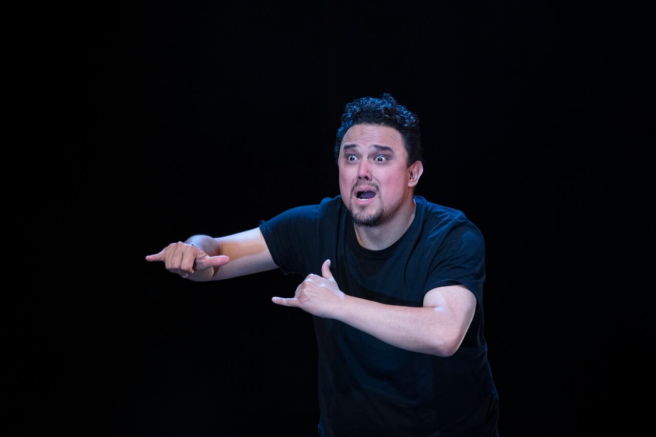 Alfonso Herrera, actor y traductor de la obra a lengua de señas.