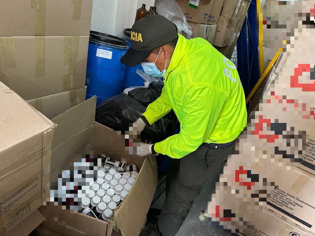Policía inspecciona cajas de medicamentos de contrabando.