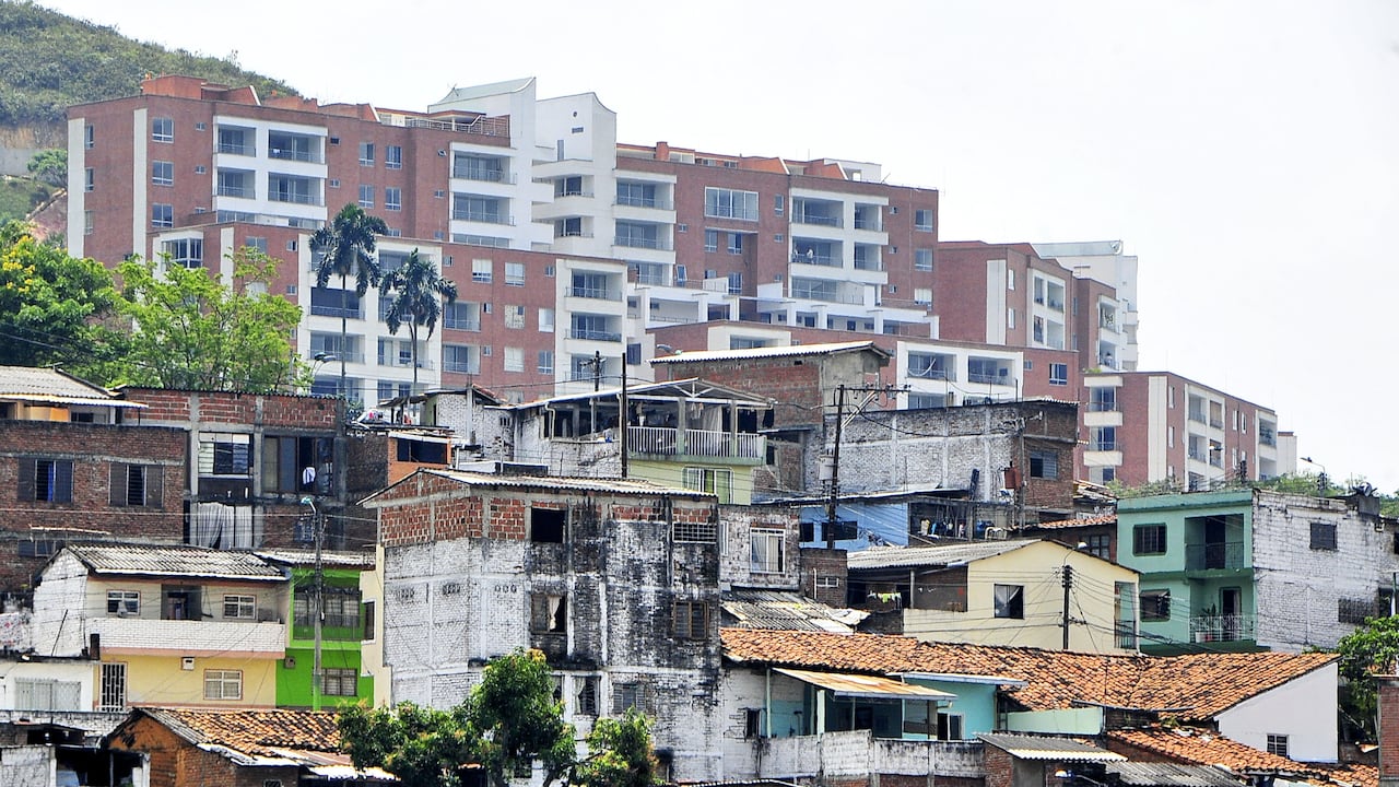 En Colombia los estratos sociales van desde el 1 al 6, siendo el 6 el de personas con más facilidad económica.