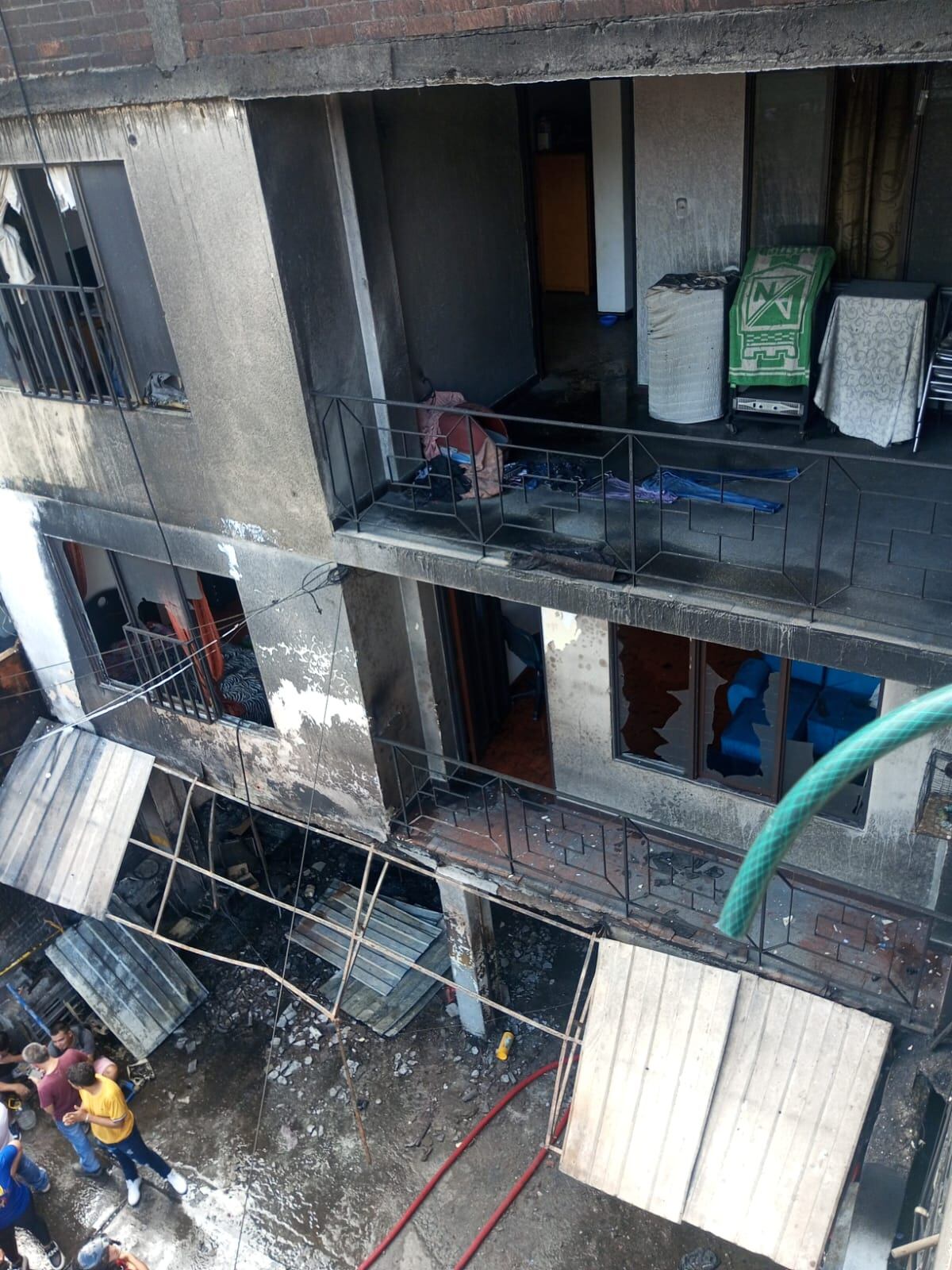 Una casa de cuatro pisos en Cali quedó en medio de las llamas.