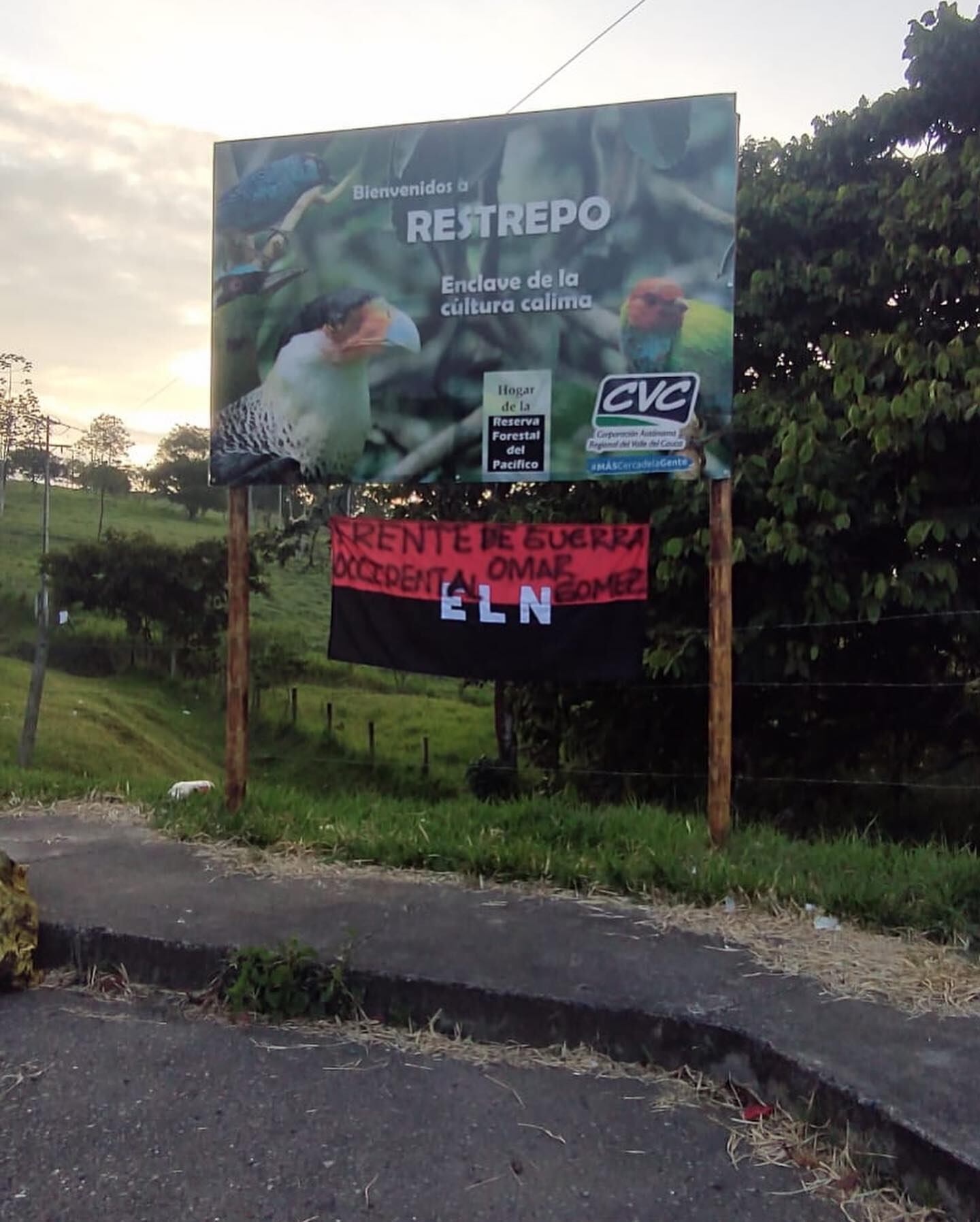 El ELN sigue sembrando terror en el país: panfletos alusivos al grupo armado aparecieron este martes en varias vías del Valle.