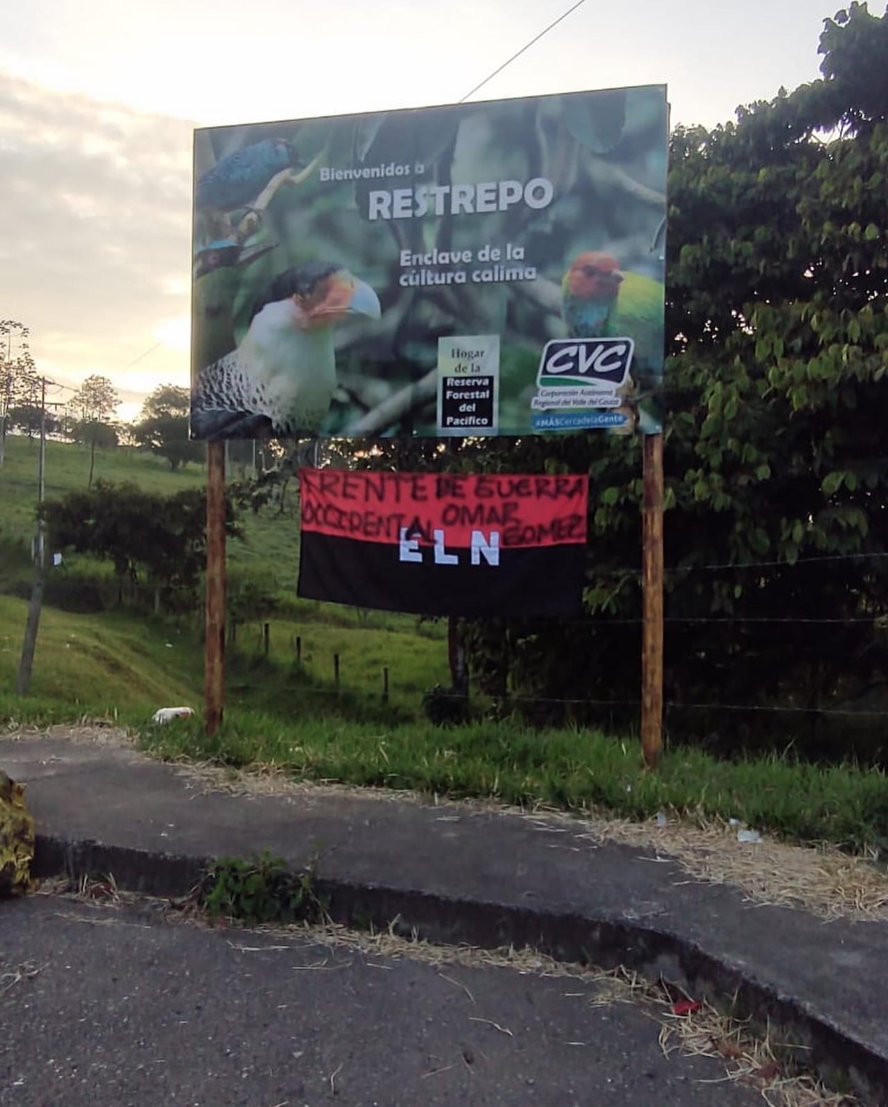 El ELN sigue sembrando terror en el país: panfletos alusivos al grupo armado aparecieron este martes en varias vías del Valle.