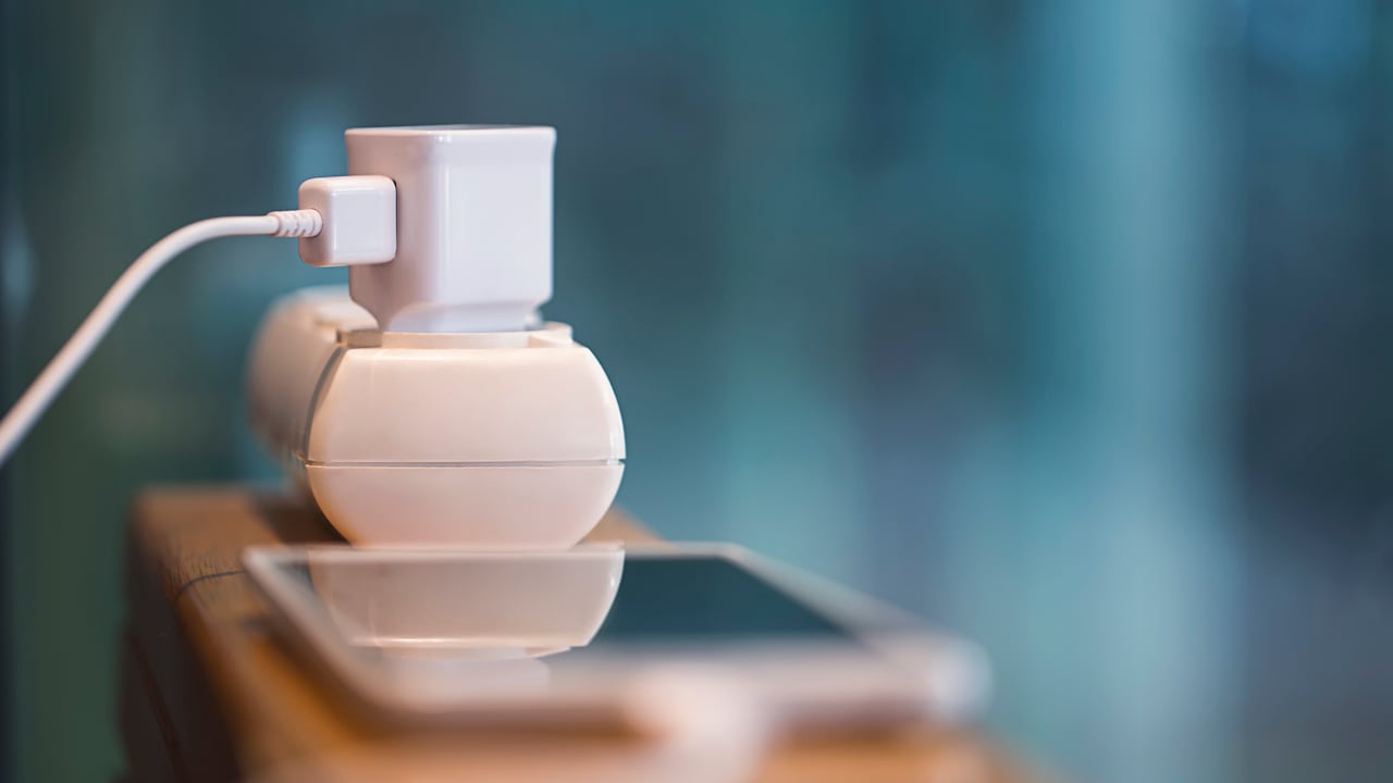 Las fallas en un cargador pueden generar problemas en la batería del teléfono