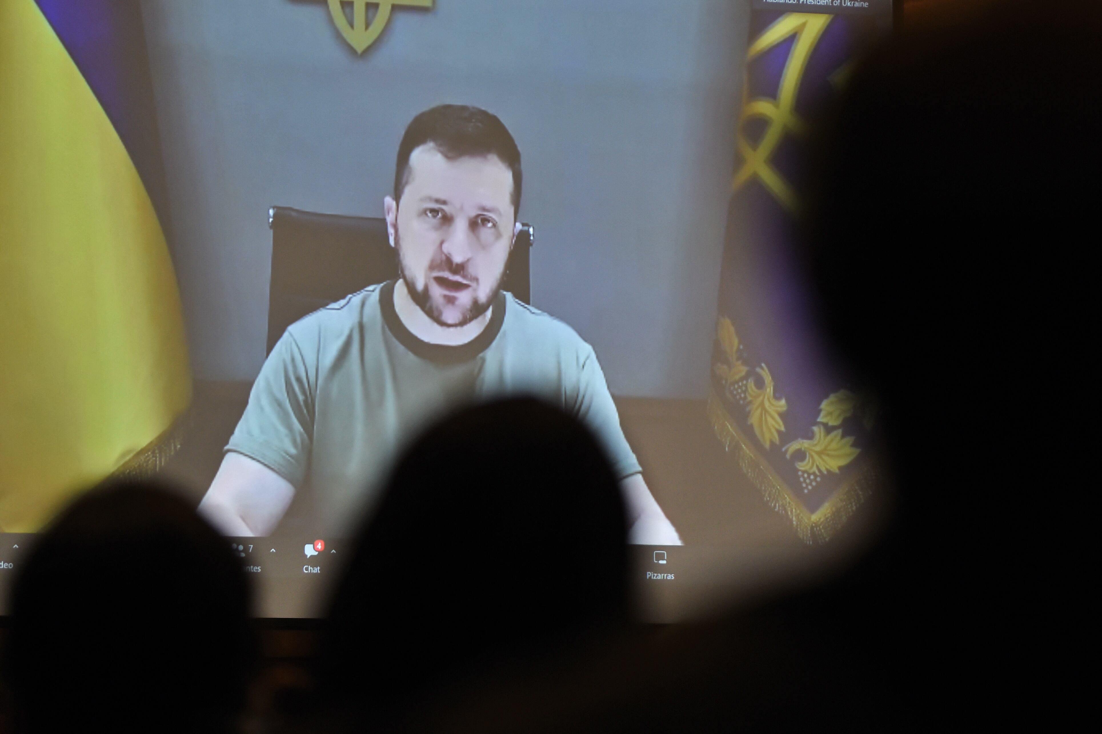 El presidente de Ucrania, Volodymyr Zelensky, habla durante una videoconferencia realizada en la Universidad Católica de Santiago, el 17 de agosto de 2022. (Foto de Martin BERNETTI / AFP)