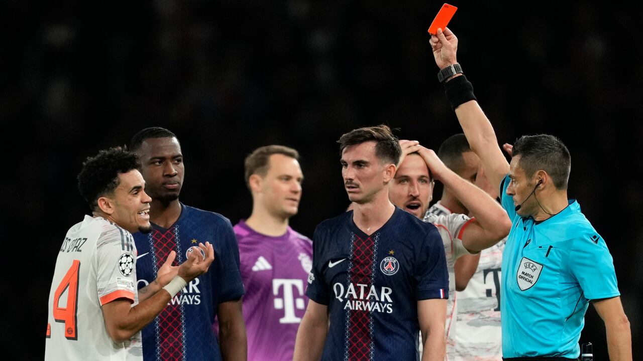 Luis Díaz permanece suspendido por UEFA tras la expulsión en Champions League