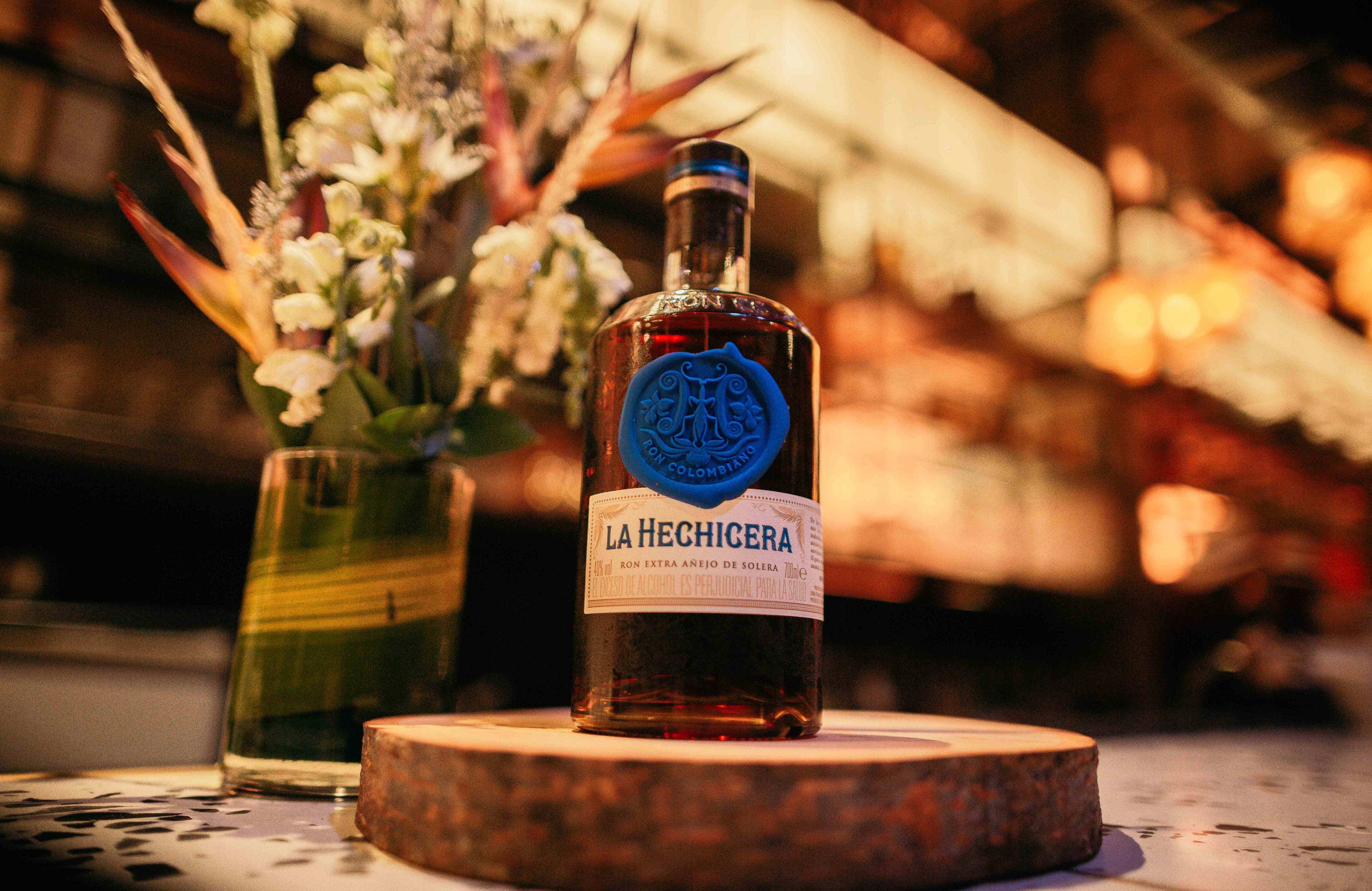 La Hechicera se destaca por su inigualable capacidad para cautivar tanto a los viajeros exigentes como a los conocedores de licores de lujo.
