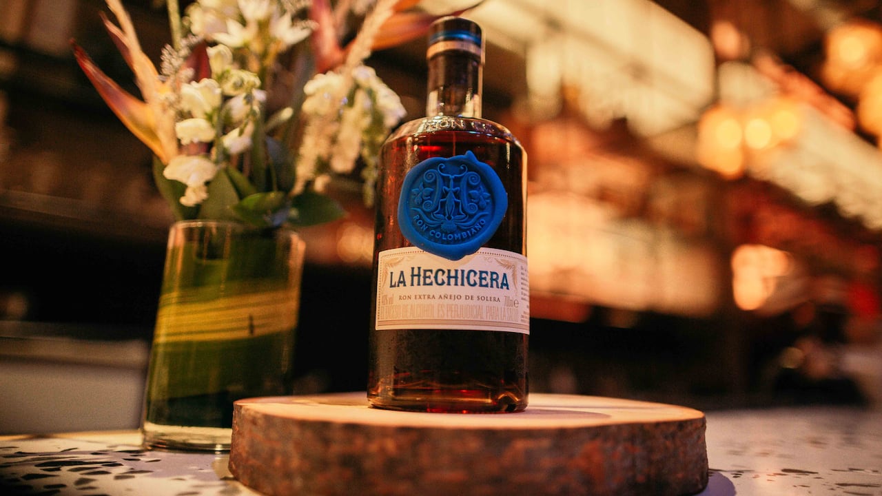 La Hechicera se destaca por su inigualable capacidad para cautivar tanto a los viajeros exigentes como a los conocedores de licores de lujo.