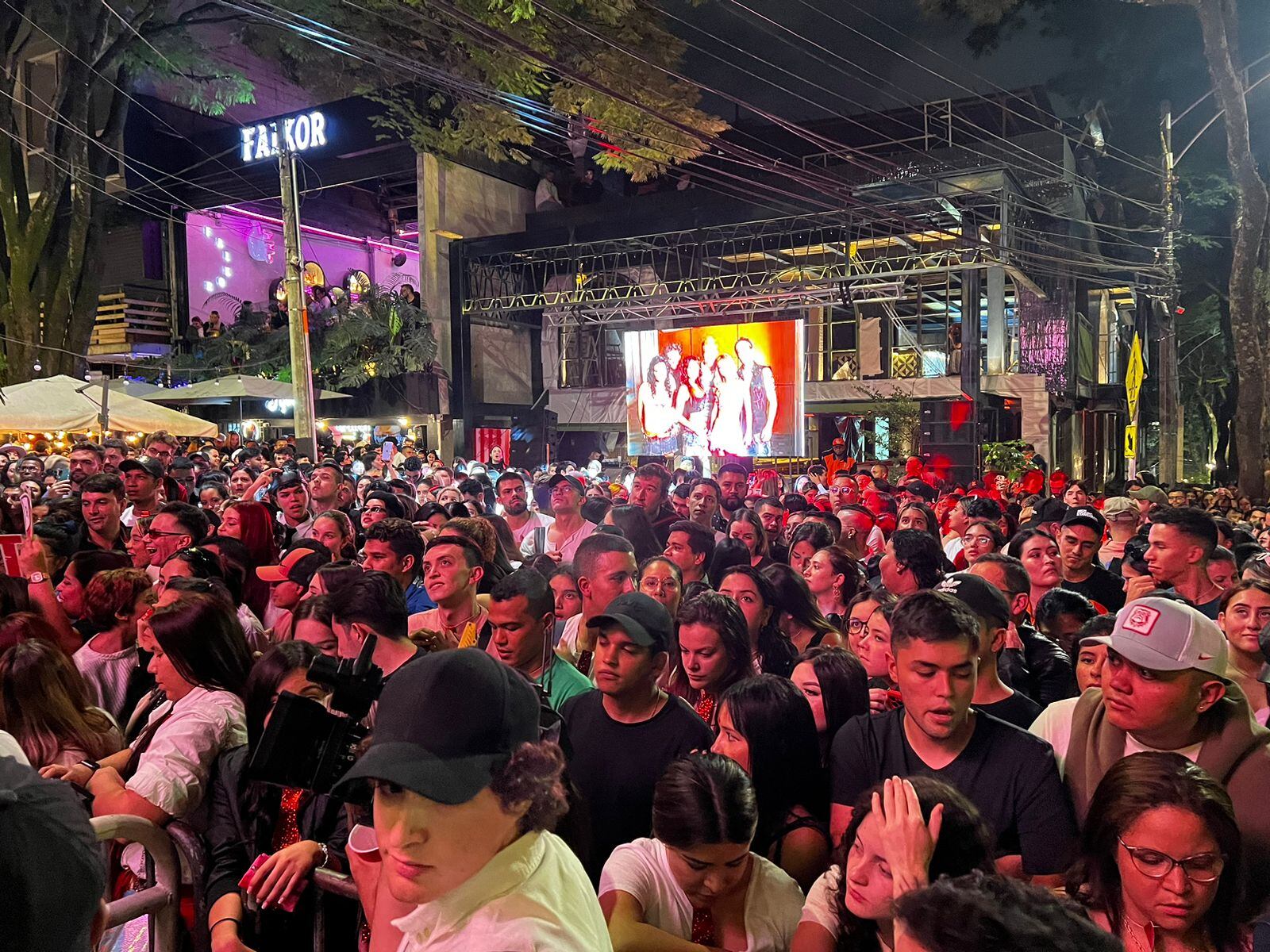 El alcalde Daniel Quintero confirmó las presentaciones ante una multitud en Provenza.