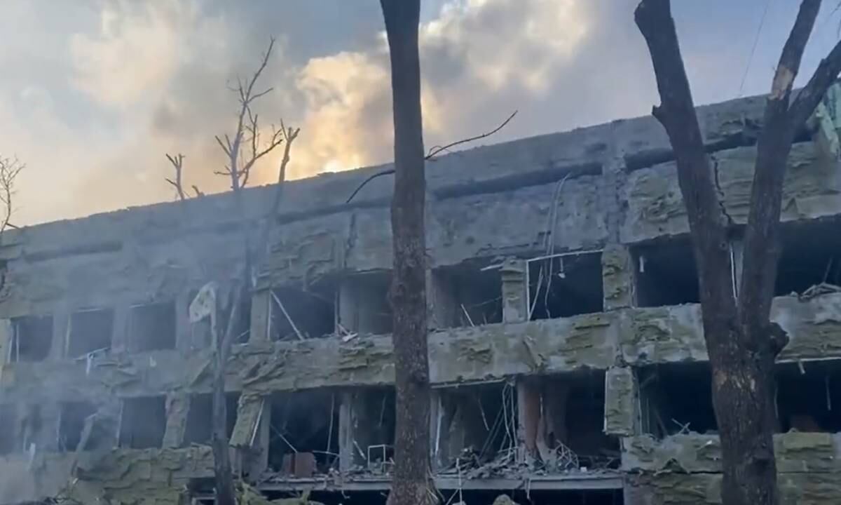 Ataque a hospital infantil de Mariupol, Ucrania.  Captura de pantalla video @grishchukroma (Twitter)