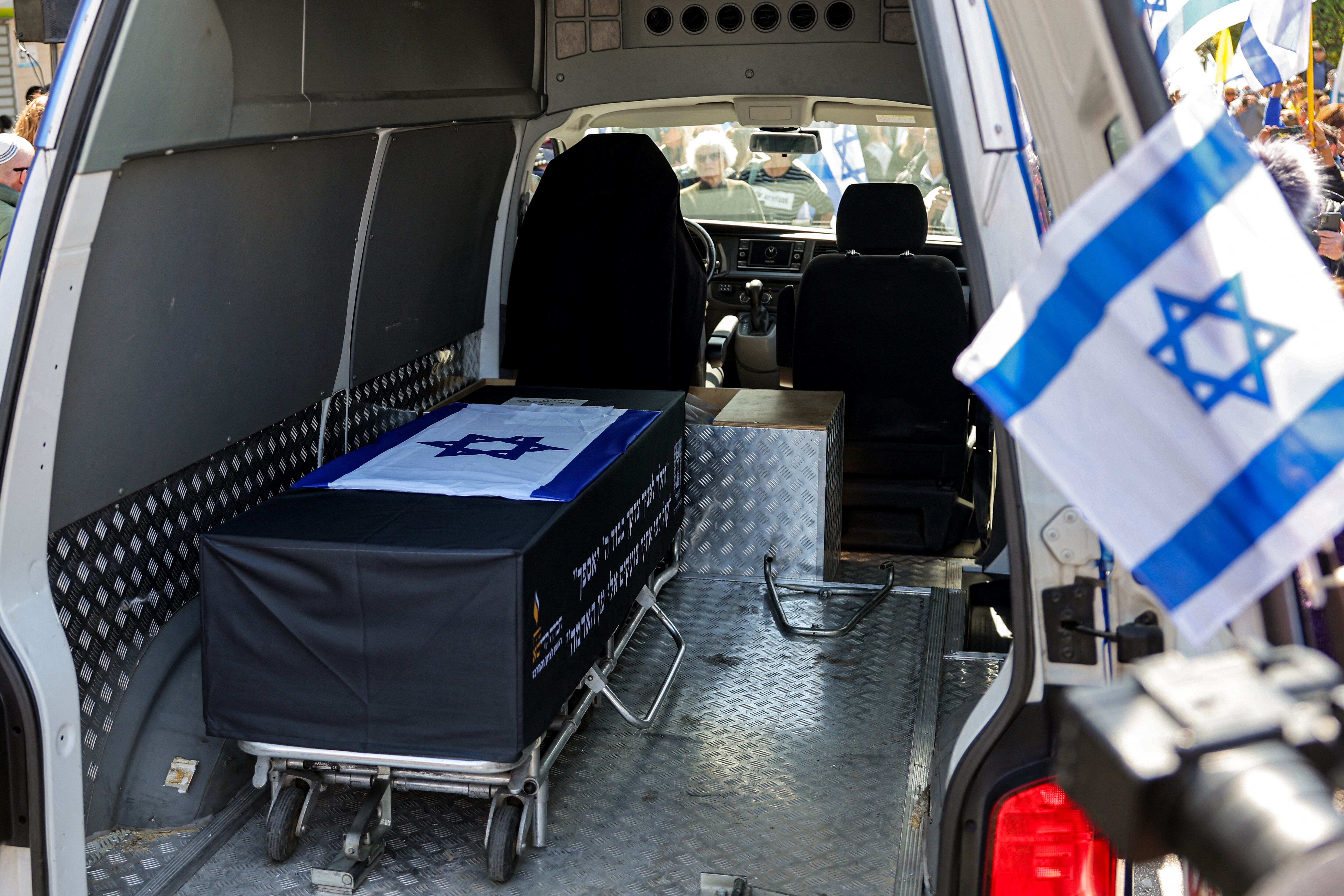 Cuerpo de Oded Lifshitz, uno de los israelíes secuestrado y asesinado por Hamás.