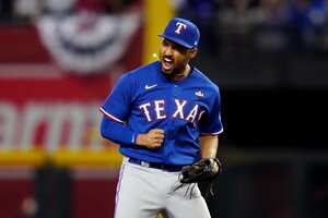 Jugador de Rangers de Texas celebra triunfo contra Diamondbacks.