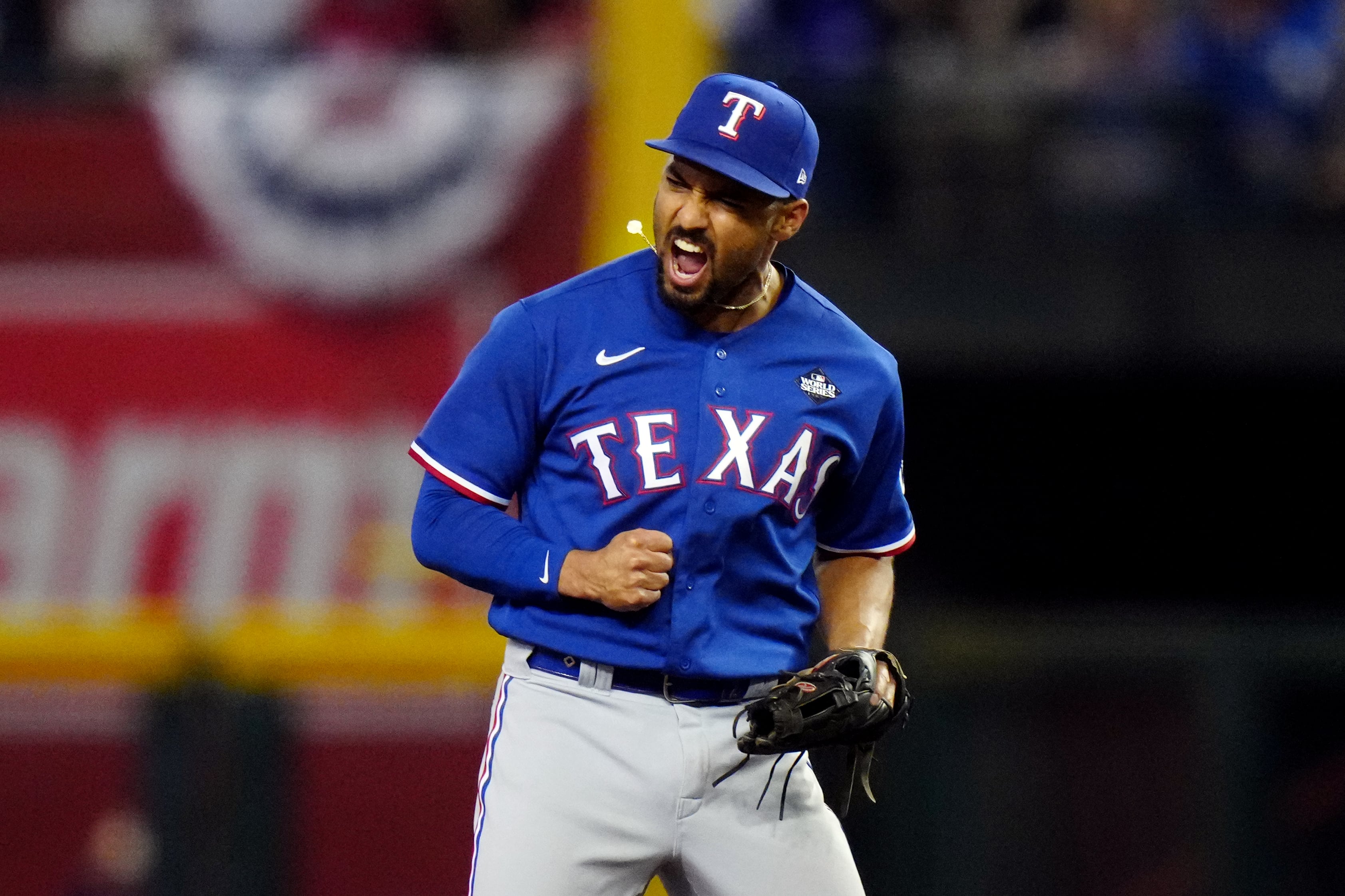 Jugador de Rangers de Texas celebra triunfo contra Diamondbacks.