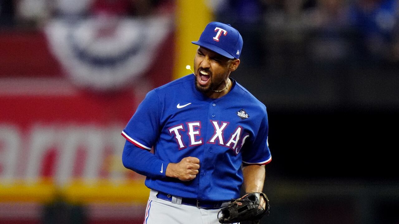 Jugador de Rangers de Texas celebra triunfo contra Diamondbacks.