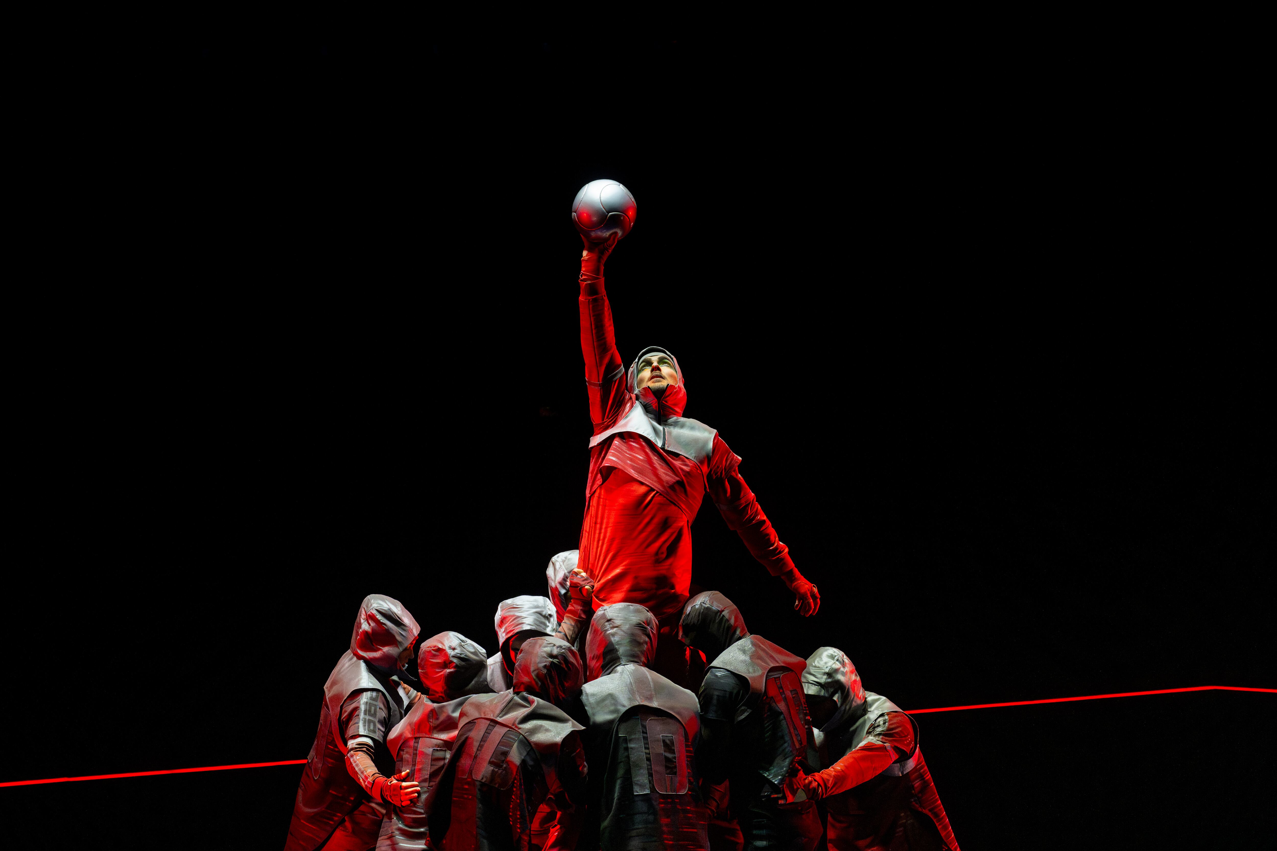 La historia de un joven con la incansable ambición de superar cualquier obstáculo para llegar a ser el mejor número 10 del mundo