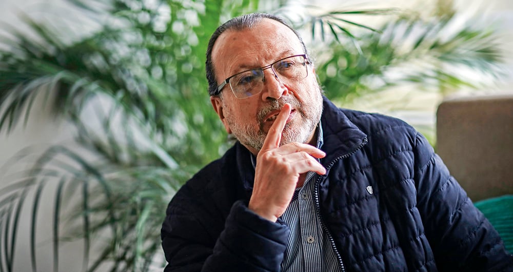  William Ospina confía en que en los próximos dos años Gustavo Petro enderece el rumbo de su gobierno. “Han sido dos años de buenas intenciones, pero de mucha desconexión”, le dijo a SEMANA.