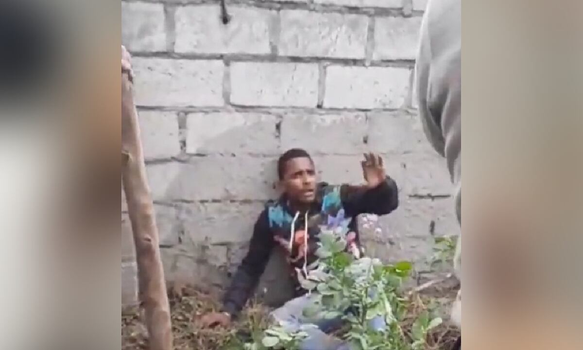 La comunidad en Cotopaxi quemó vivo a dos presuntos sicarios: Imágenes difundidas a través de las redes sociales dan cuenta de los minutos previos.