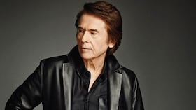 En ‘Raphaelísimo’ el artista recorre las "joyas de la corona" para su público y también algunas canciones de ‘Ayer... aún’, su último disco.