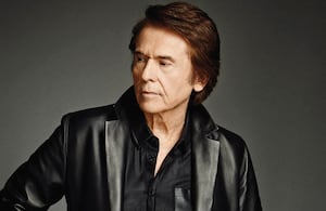 En ‘Raphaelísimo’ el artista recorre las "joyas de la corona" para su público y también algunas canciones de ‘Ayer... aún’, su último disco.