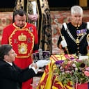 El Joyero de la Corona, a la izquierda, retira la Corona del Estado Imperial del ataúd de la Reina Isabel II de Gran Bretaña durante un servicio de compromiso en la Capilla de San Jorge, en el Castillo de Windsor, en Windsor, Inglaterra, el lunes 19 de septiembre de 2022