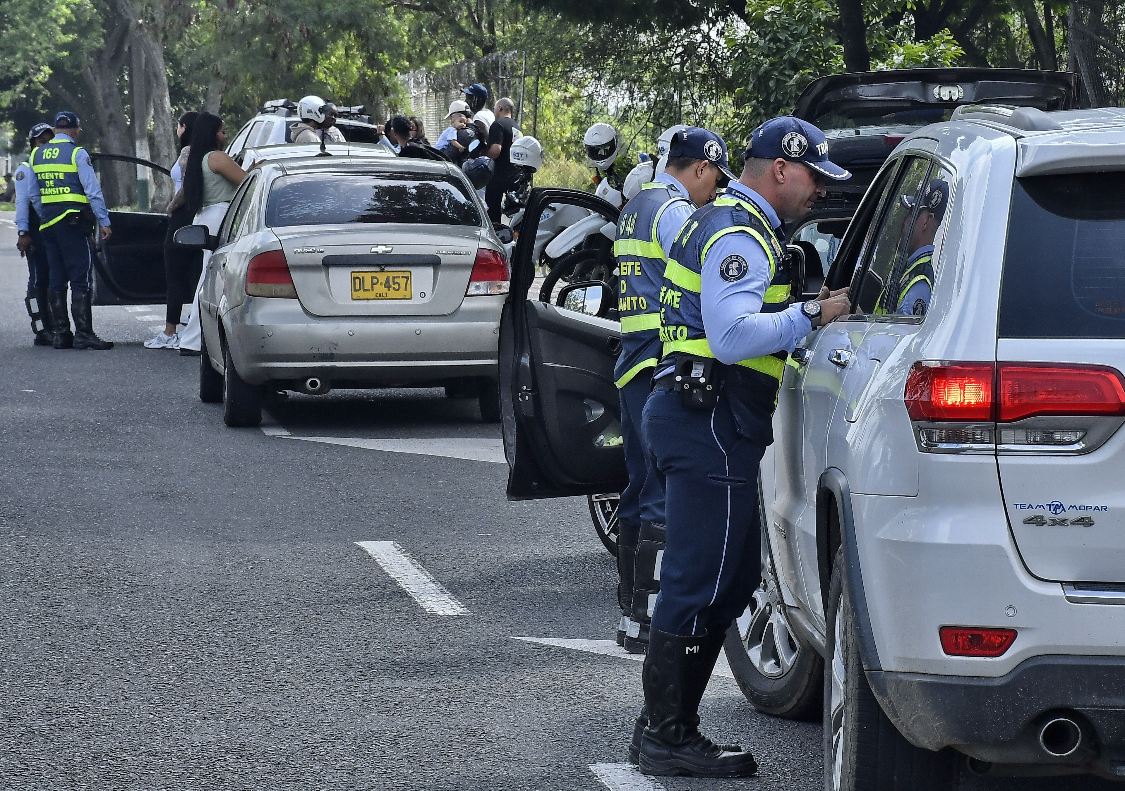 Las principales vías de ingreso y salida de Cali se encuentran totalmente monitoreadas por los agentes de tránsito de la ciudad, que establecieron puestos de control e hicieron un llamado a la precaución a la hora de conducir. La falta de documentación, el exceso de velocidad y el no uso del cinturón de seguridad son las principales causas de multas y llamados de atención. Fotos Raúl Palacios / El País.