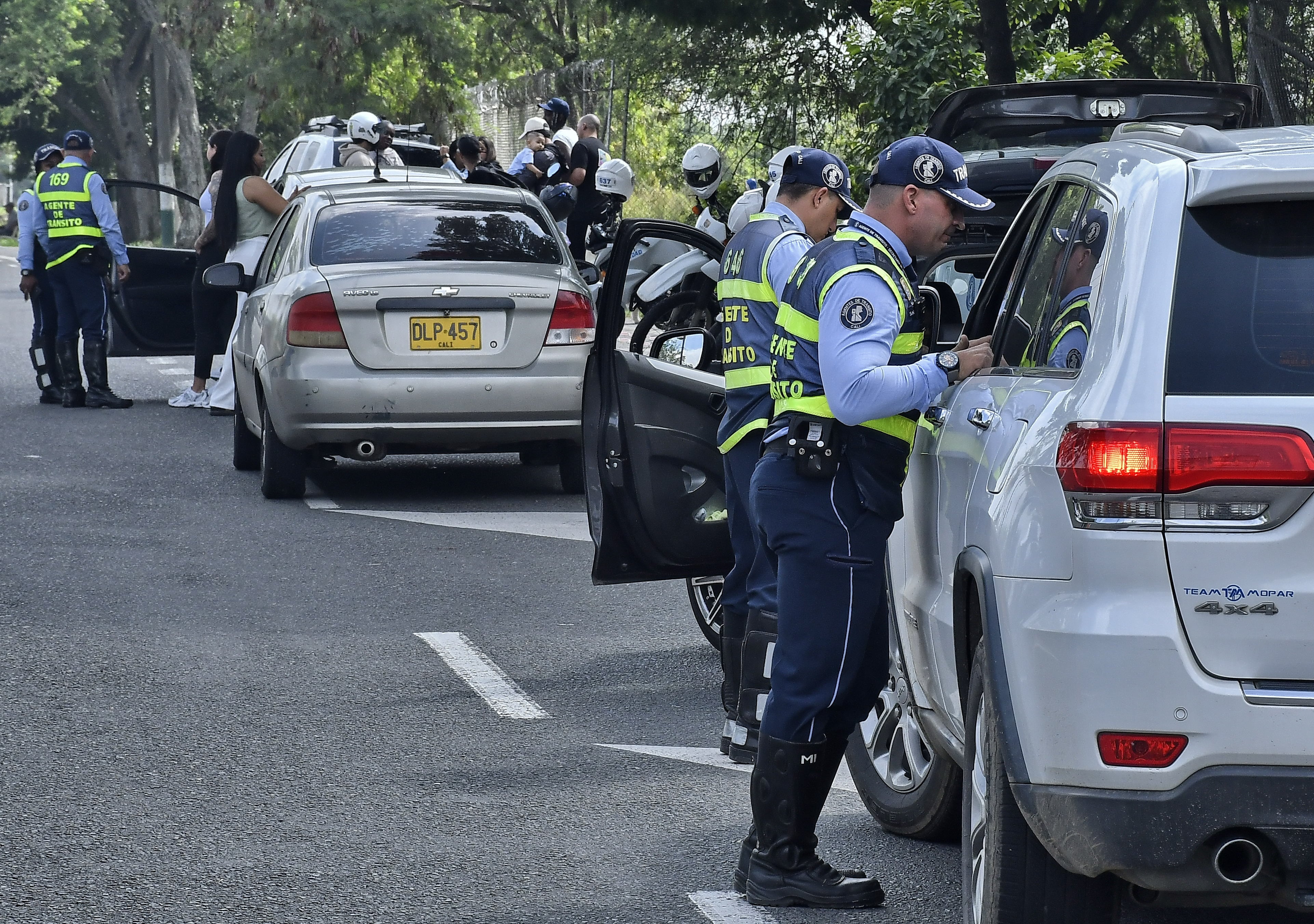 Las principales vías de ingreso y salida de Cali se encuentran totalmente monitoreadas por los agentes de tránsito de la ciudad, que establecieron puestos de control e hicieron un llamado a la precaución a la hora de conducir. La falta de documentación, el exceso de velocidad y el no uso del cinturón de seguridad son las principales causas de multas y llamados de atención. Fotos Raúl Palacios / El País.