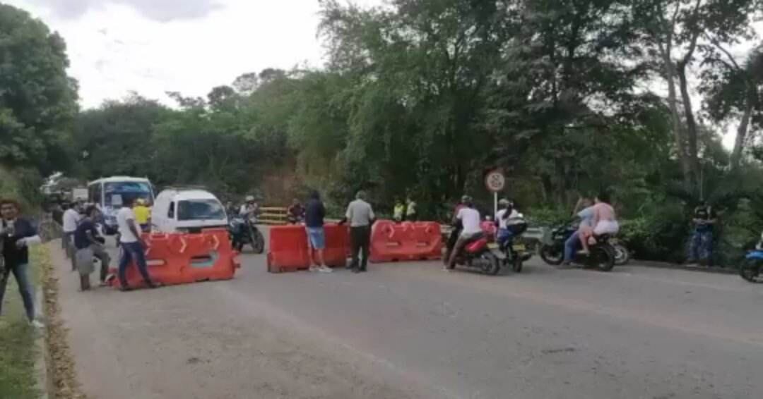 Varios vehículos están represados.