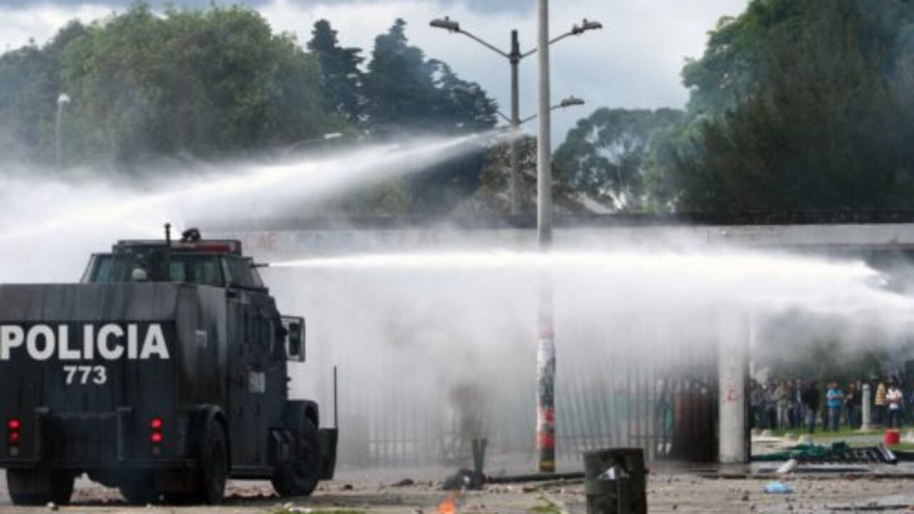 Tres policías y un manifestante heridos, fue el balance de las casi 3 horas de disturbios. Las clases terminan este viernes.