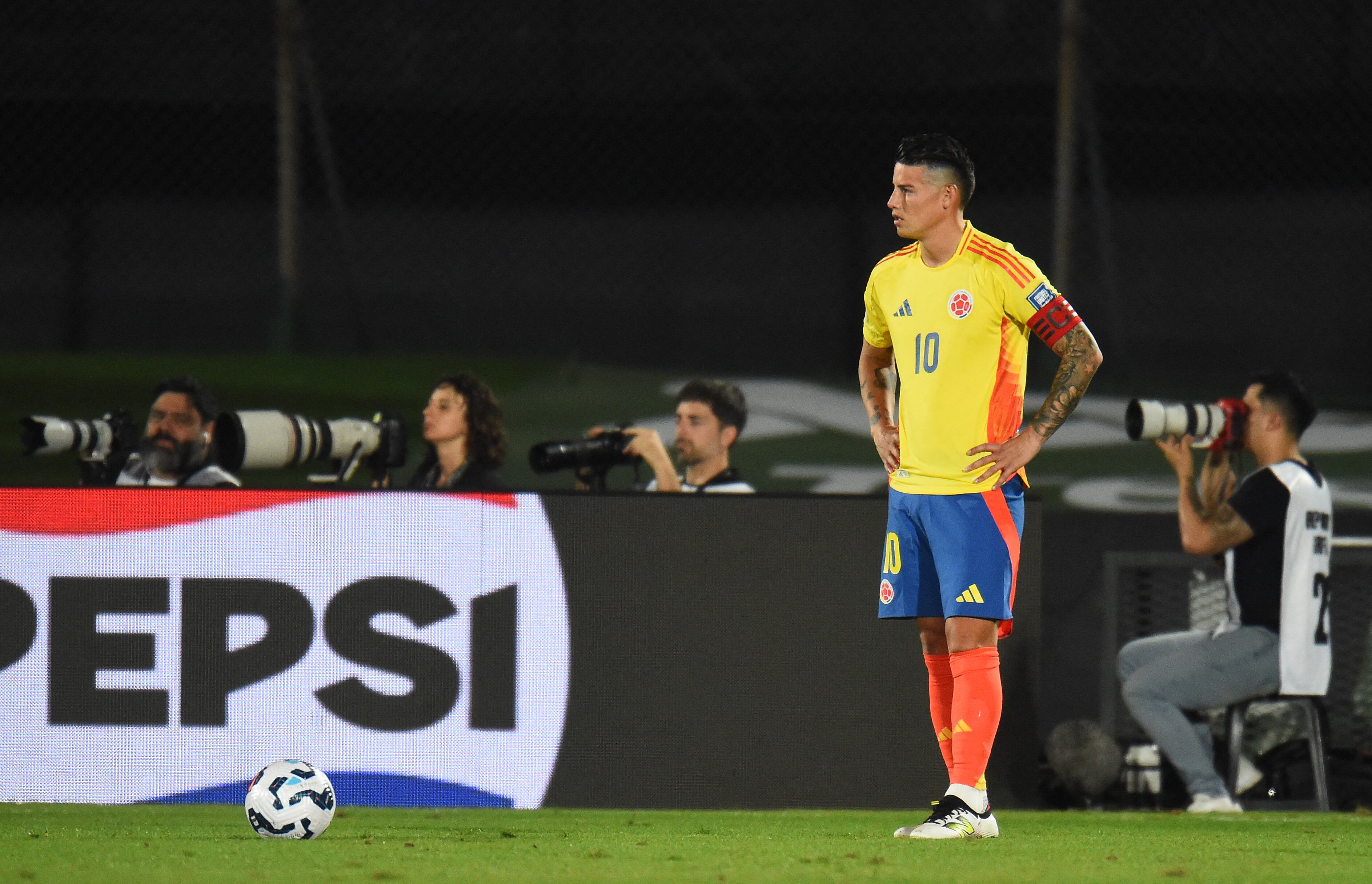 El mediocampista colombiano #10 James Rodríguez reacciona durante el partido de fútbol de las eliminatorias sudamericanas de la Copa Mundial de la FIFA 2026 entre Uruguay y Colombia en el estadio Centenario de Montevideo el 15 de noviembre de 2024. (Foto de DANTE FERNANDEZ / AFP)