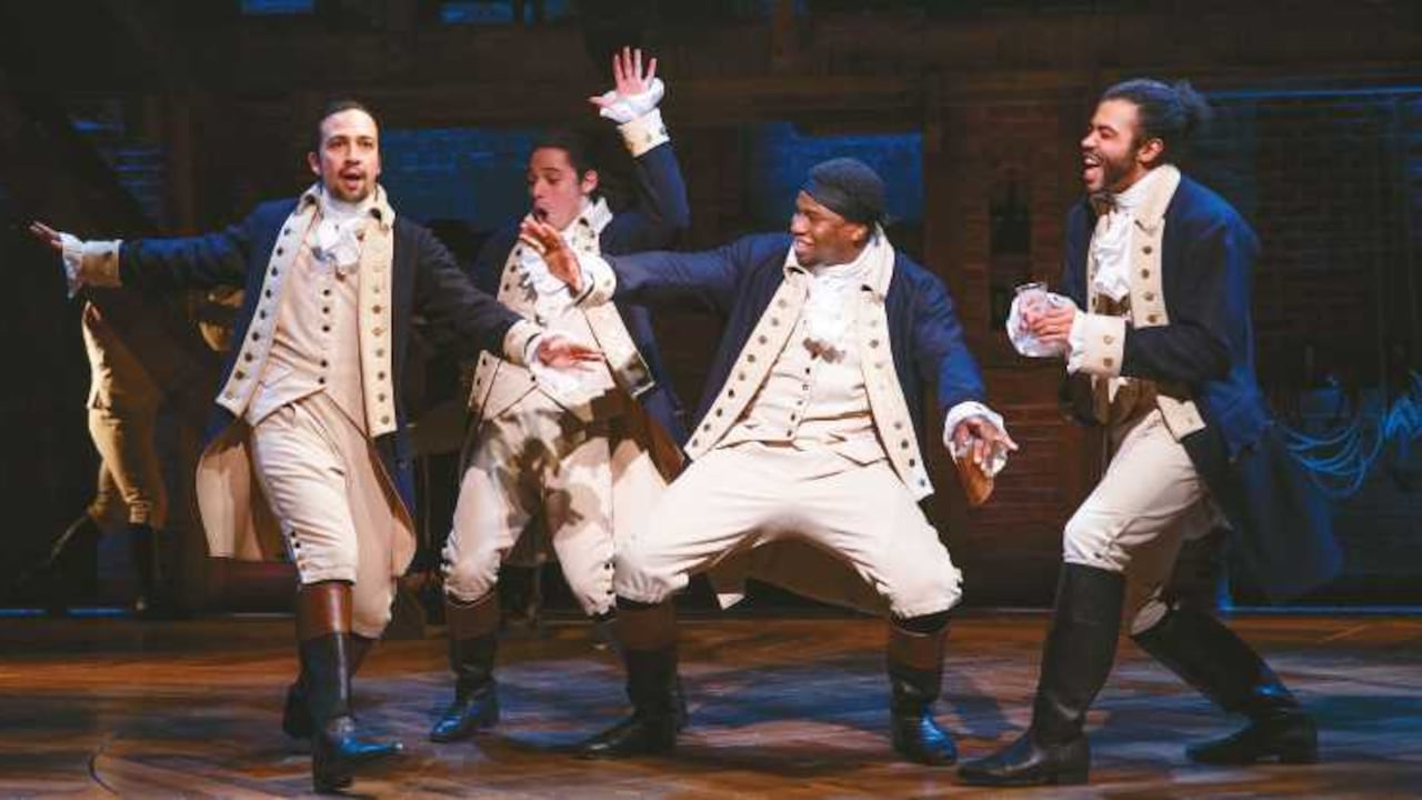 Lin-Manuel Miranda , a la izquierda, buscó a 19 actores, la mayoría de ellos afroamericanos y latinos. En la obra George Washington y Benjamin Franklin son interpretados por negros.