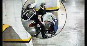 DOMINGO 22 DE ENERO, 10:03 A. M. John Poulos baja al parqueadero con el carrito de mercado. Se acerca al vehículo y se esfuerza en alzar la maleta. La cobija la usa para tapar la cabeza de la DJ asesinada.