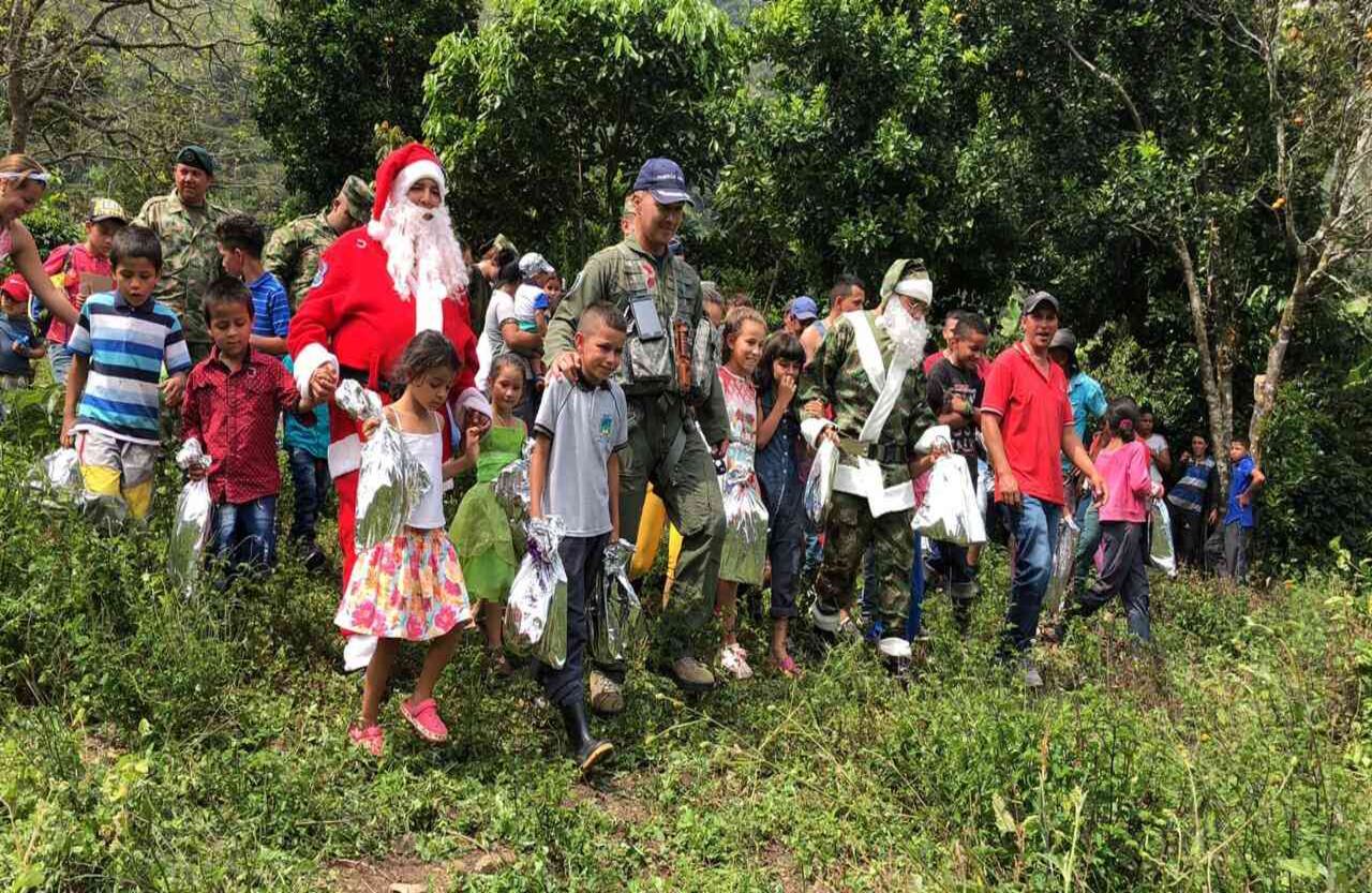 Los niños corrieron a la llegada del helicóptero BlackHawk, sabían que la navidad había llegado para ellos. 