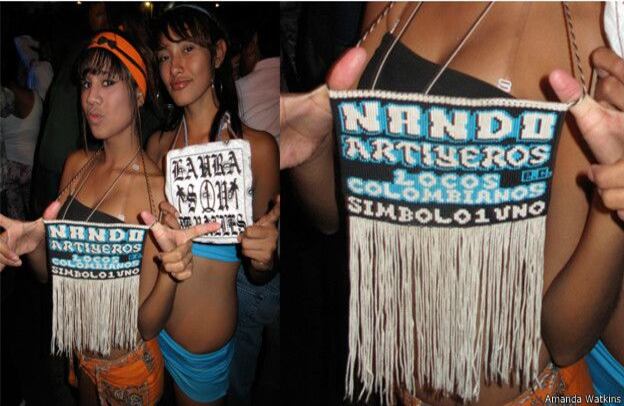 Aunque, para la diseñadora, el elemento más interesante distintivo de los Cholombianos son sus particulares escapularios, que les sirven para anunciar su nombre y el del grupo al que pertenecen, para que los "sonideros" puedan saludarlos durante los conciertos de "cumbia norteña" a los que acostumbran asistir.