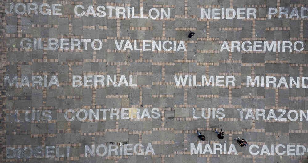 La obra de Salcedo, presentada en junio de 2019, trató de materializar a los líderes y lideresas asesinados. 