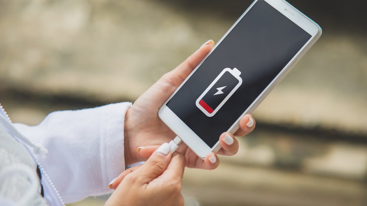 La batería del celular se puede deteriorar por malas prácticas de carga.