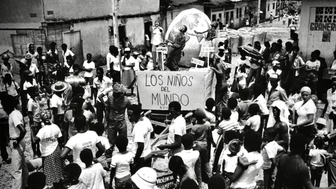 Quibdó, Chocó. Carroza Los niños del mundo. Foto: Jorge Múnera, 1984, Audiovisuales.