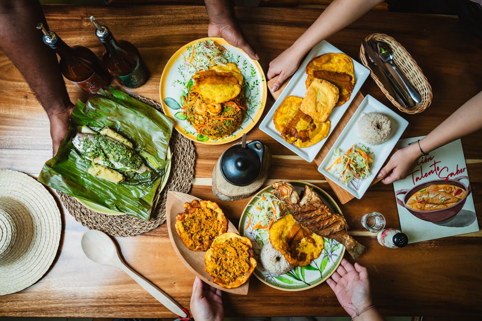 Recetas ancestrales del menú de Viche en Positivo: panda de pescao’, arroz a la marea, chacón playa, patacón queso frito y patacón con sudado de mariscos.
