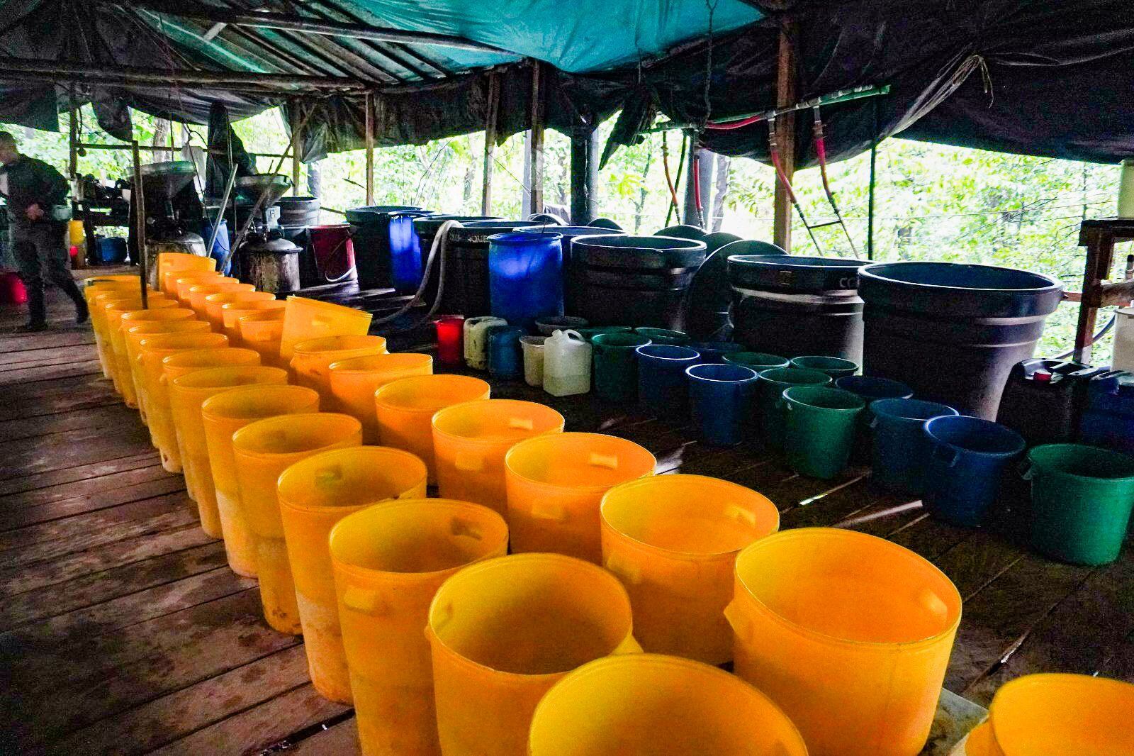 Laboratorio de cocaína intervenido por la fuerza pública en Antioquia.
