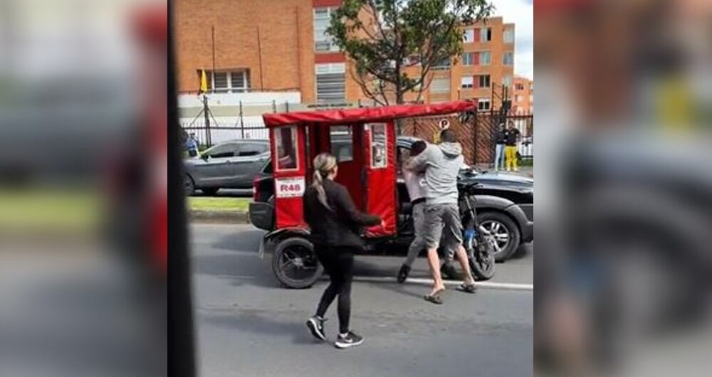 Bicitaxista rayó una camioneta de alta gama y no contento se fue a los puños con el conductor