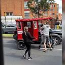 Bicitaxista rayó una camioneta de alta gama y no contento se fue a los puños con el conductor