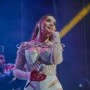 Paola Jara no solo se roba la atención en la tarima por su talento, también por la forma como se viste.