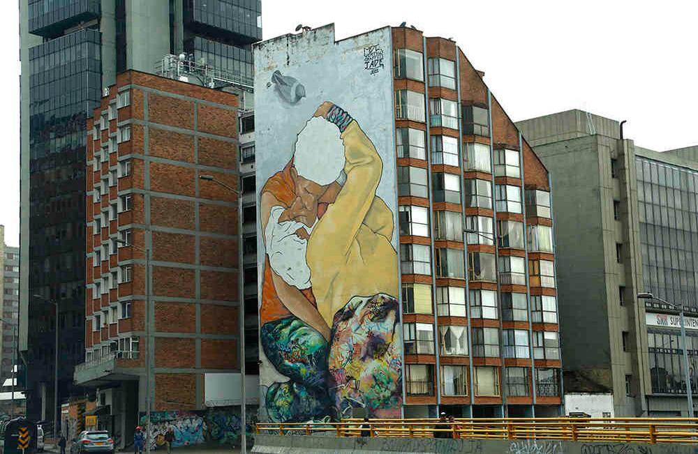 ‘El beso de los invisibles’ (Vértigo Graffiti) Calle 26 con carrera 13 Este grafiti de 23 metros de alto divide el barrio Santafé y el Centro Internacional de Bogotá. Es la interpretación de la famosa fotografía de dos habitantes de la calle del Bronx dándose un beso durante una visita al lugar del presidente Juan Manuel Santos y el entonces alcalde de Bogotá Gustavo Petro.