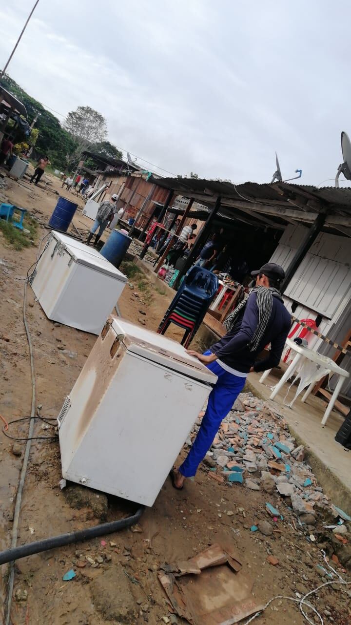 Habitantes intentaron salvar algunas de sus pertenencias.