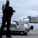 Un gendarme protege un avión del gobierno que transporta personas procedentes de Kabul en el aeropuerto Roissy Charles Gaulle, al norte de París, el martes 17 de agosto de 2021 en París. Francia evacuó a varias decenas de personas de Kabul durante la noche en un avión militar después de que los talibanes tomaron el poder en Afganistán. El vuelo llevó a los evacuados a una base aérea militar en Abu Dhabi. Luego, varios de los pasajeros fueron enviados de regreso a Francia. (Foto AP / Francois Mori)