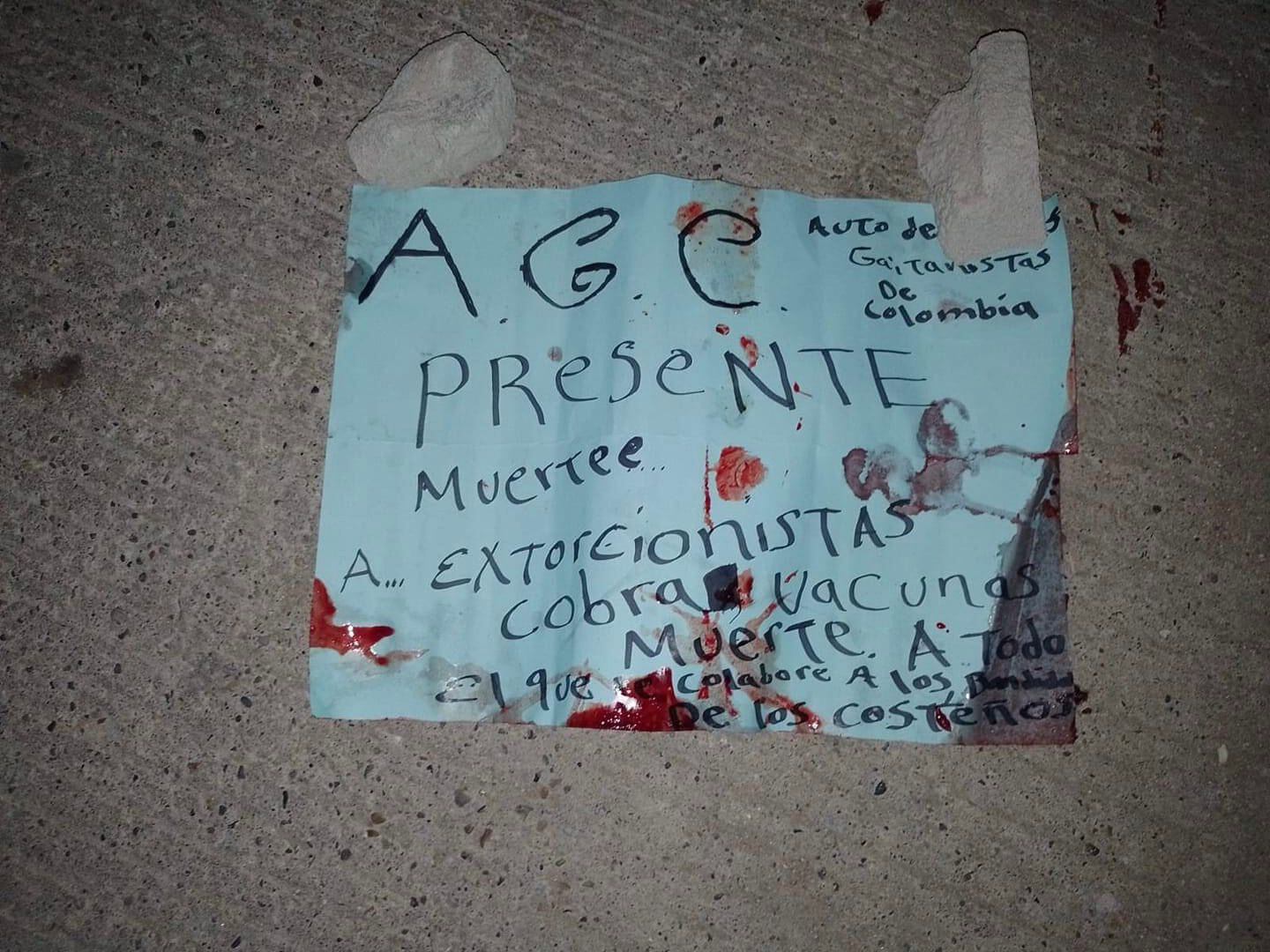 El cadáver fue dejado con un letrero.