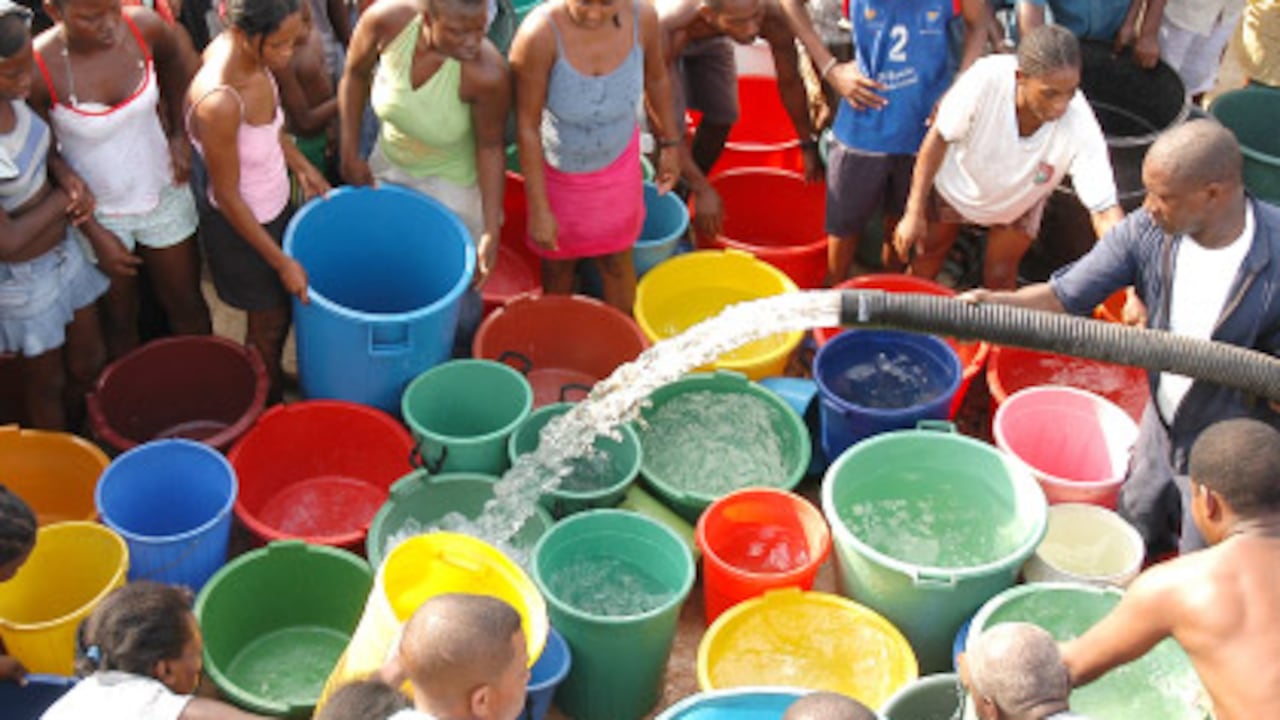 Esta fotografía resume la gran paradoja del agua en el mundo. Los habitantes de Quibdó, que habitan en una de las zonas más lluviosas del mundo, tienen grandes dificultades para abastecerse de agua potable.