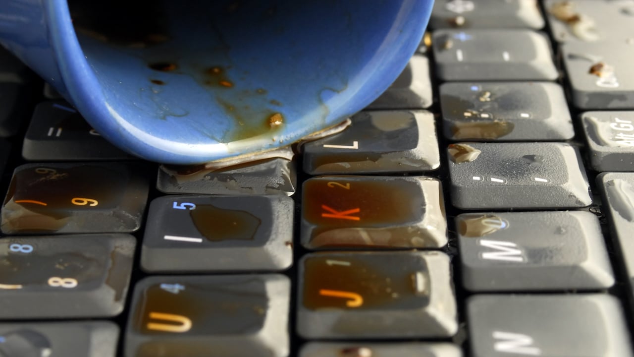 Una recomendación importante es no presionar las teclas ni agitar el equipo, ya que esto puede hacer que el café penetre más profundamente.