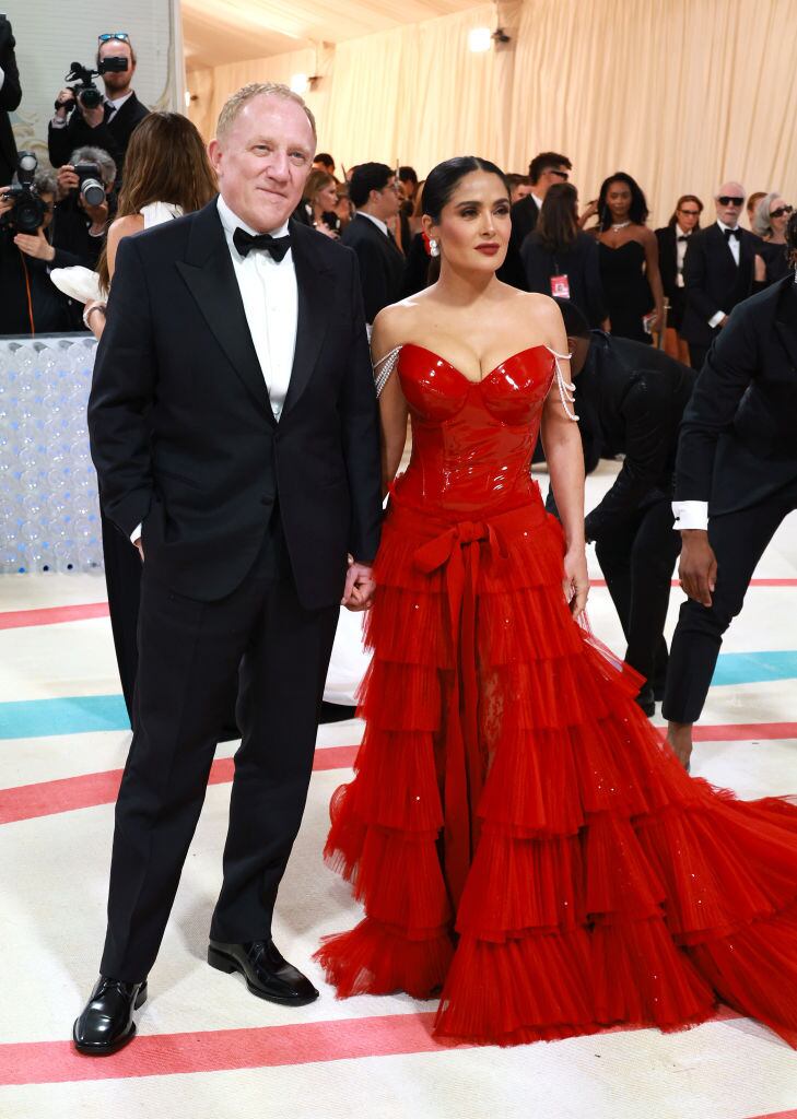 François-Henri Pinault y Salma Hayek Pinault en  The 2023 Met Gala celebrando "Karl Lagerfeld: A Line Of Beauty" en The Metropolitan Museum of Art en New York City. (Photo by Theo Wargo/Getty Images for Karl Lagerfeld).