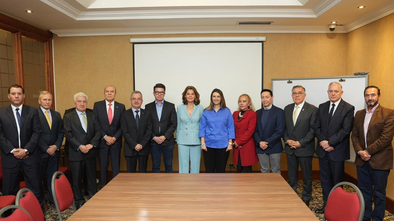 Paloma Valencia junto a exministros de Defensa y generales en retiro.